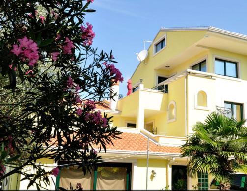 Apartments Adri, Parking In The Yard โรวีน ภายนอก รูปภาพ